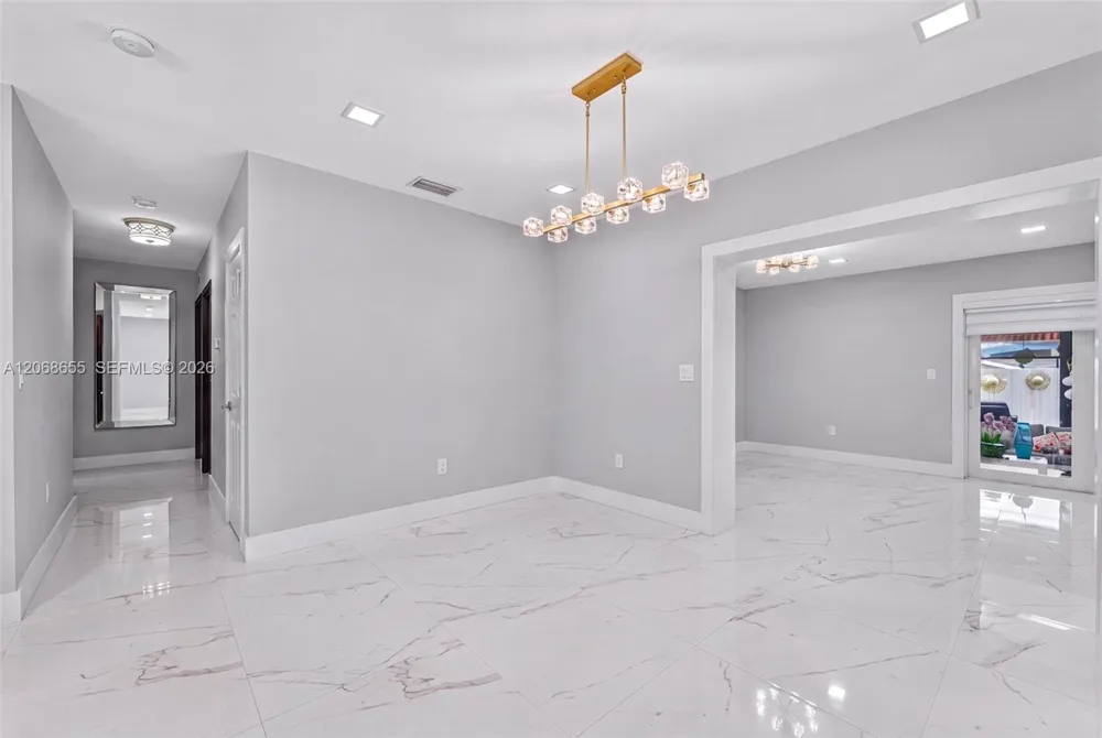 700 W 51st Pl Hialeah, FL 33012