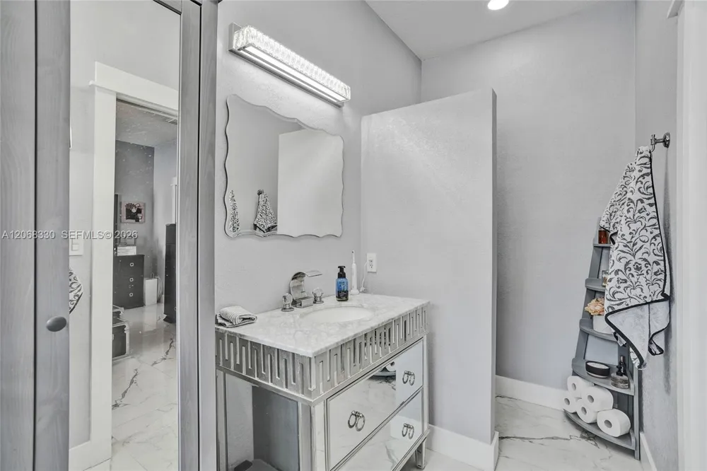 8816 NW 149th Ter Miami Lakes, FL 33018