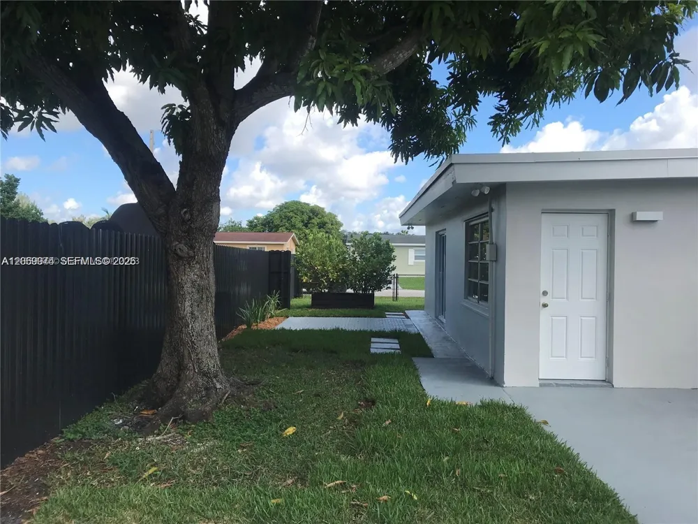 17940 NW 85th Ave Hialeah, FL 33015