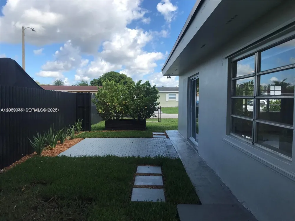 17940 NW 85th Ave Hialeah, FL 33015