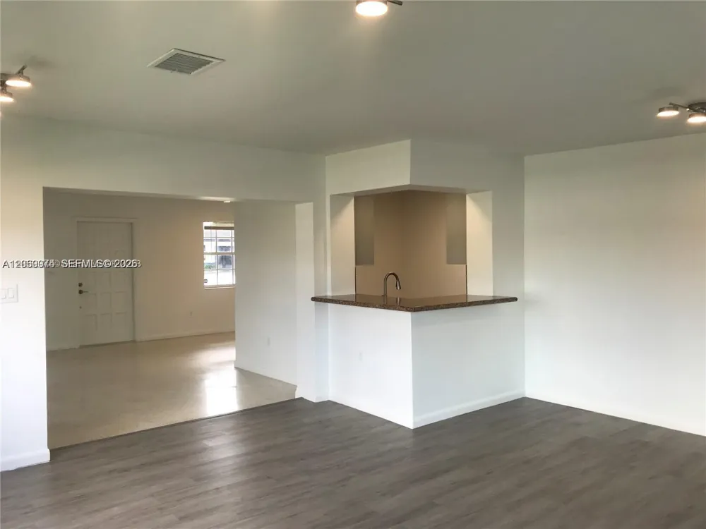 17940 NW 85th Ave Hialeah, FL 33015