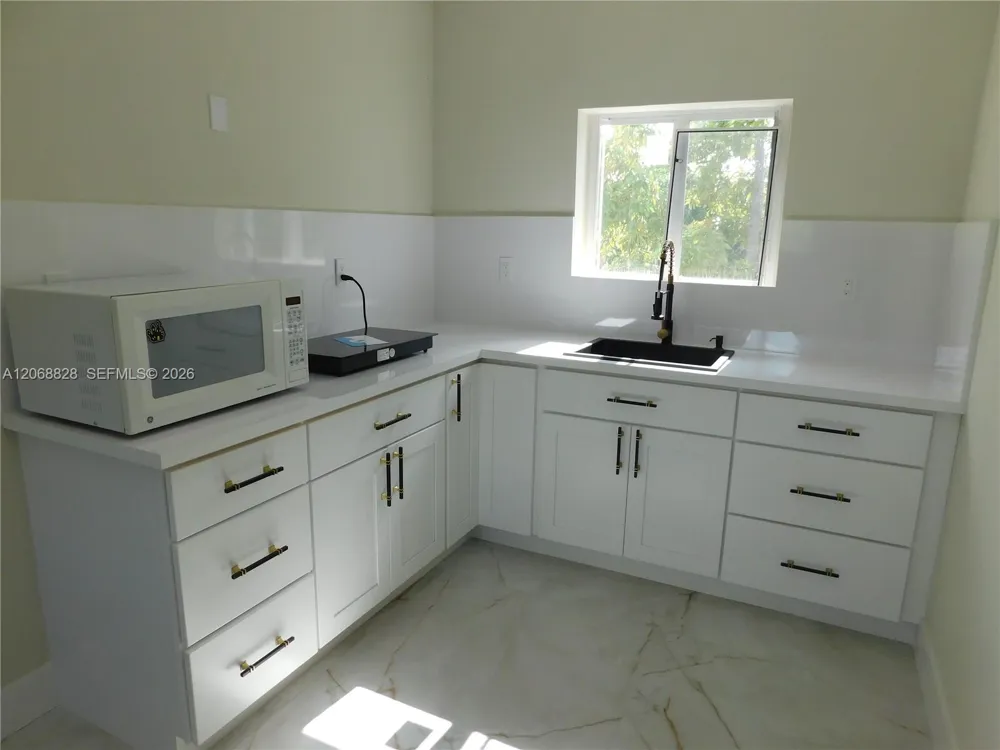 1851 NW 32nd Ave #B31 Miami, FL 33125