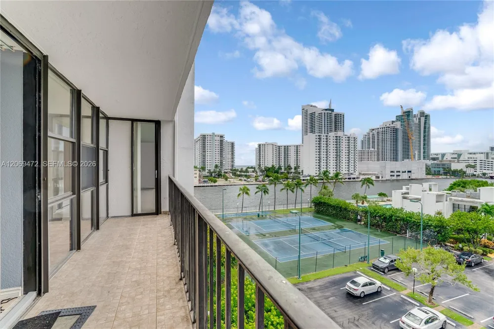 1000 Parkview Dr #614 Hallandale Beach, FL 33009