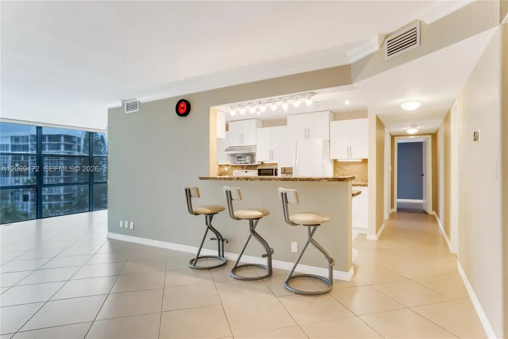 1000 Parkview Dr #614 Hallandale Beach, FL 33009