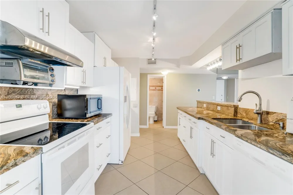 1000 Parkview Dr #614 Hallandale Beach, FL 33009