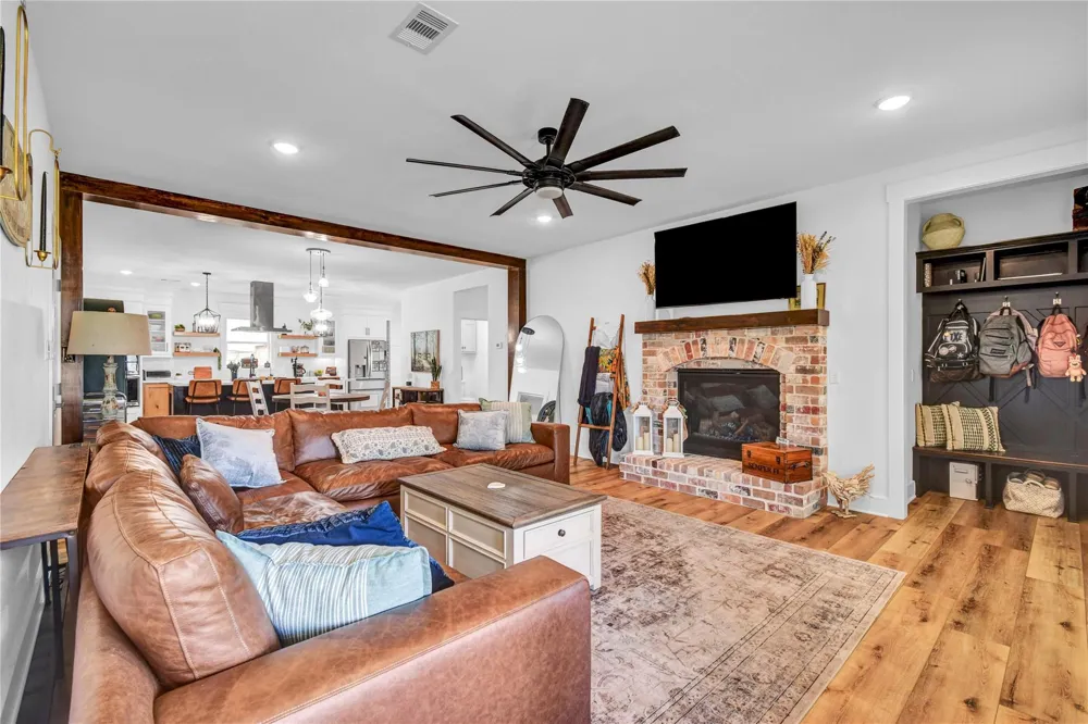 229 Montclaire Drive West Columbia, TX 77486