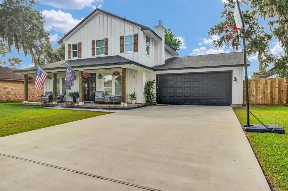 229 Montclaire Drive West Columbia, TX 77486
