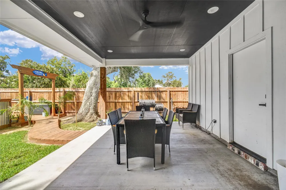 229 Montclaire Drive West Columbia, TX 77486