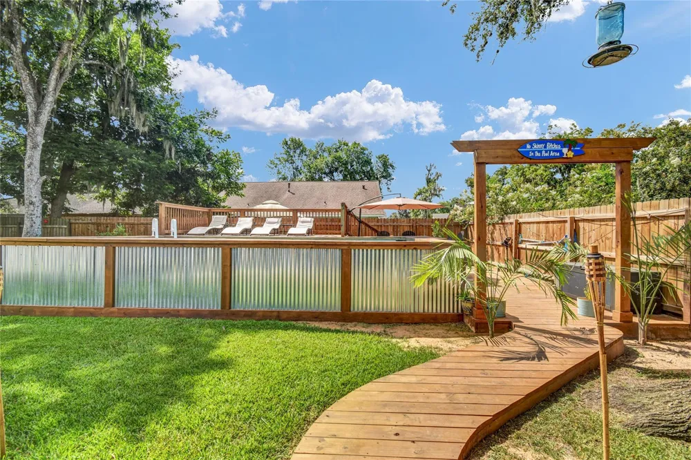 229 Montclaire Drive West Columbia, TX 77486