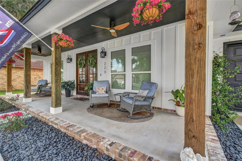 229 Montclaire Drive West Columbia, TX 77486