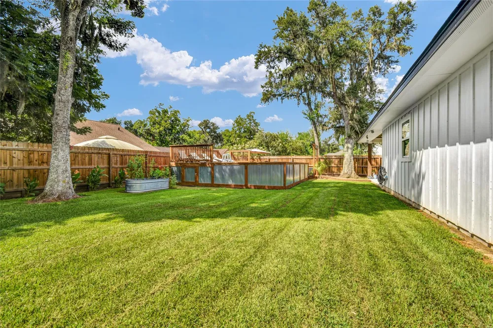 229 Montclaire Drive West Columbia, TX 77486