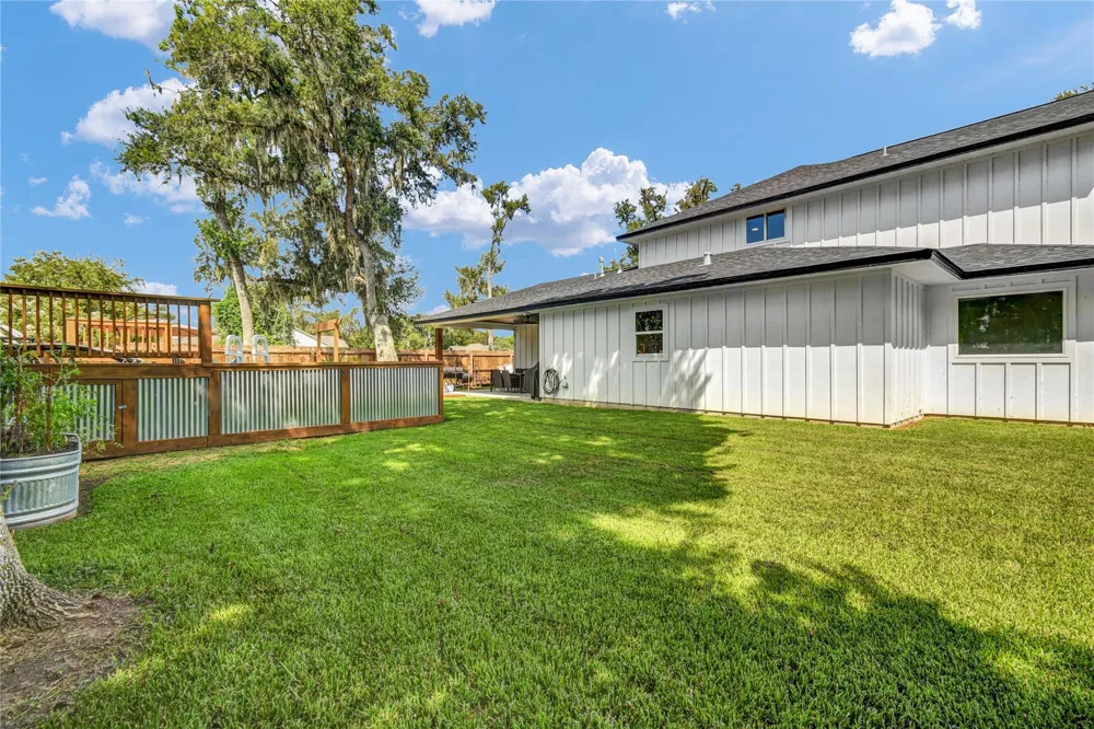 229 Montclaire Drive West Columbia, TX 77486