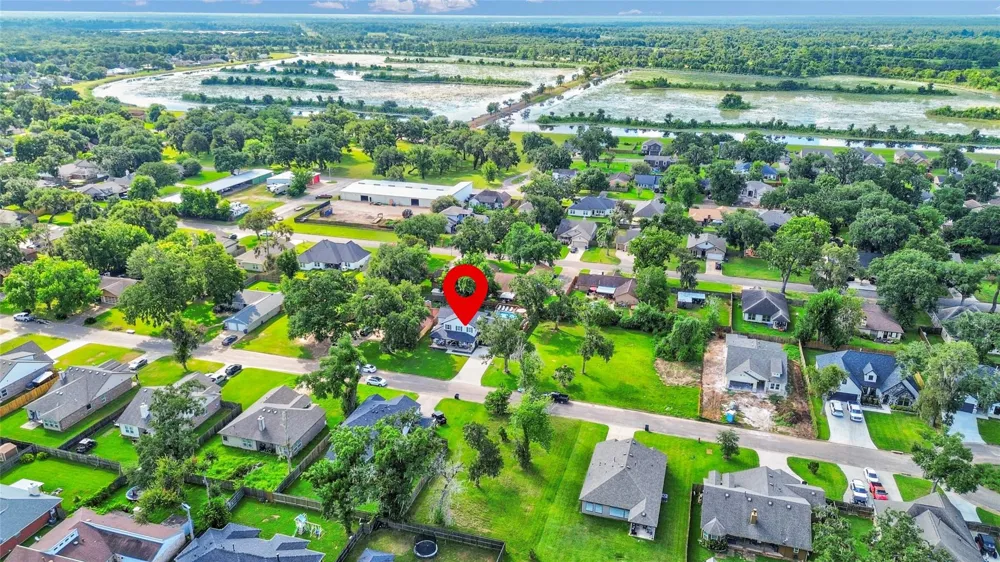 229 Montclaire Drive West Columbia, TX 77486