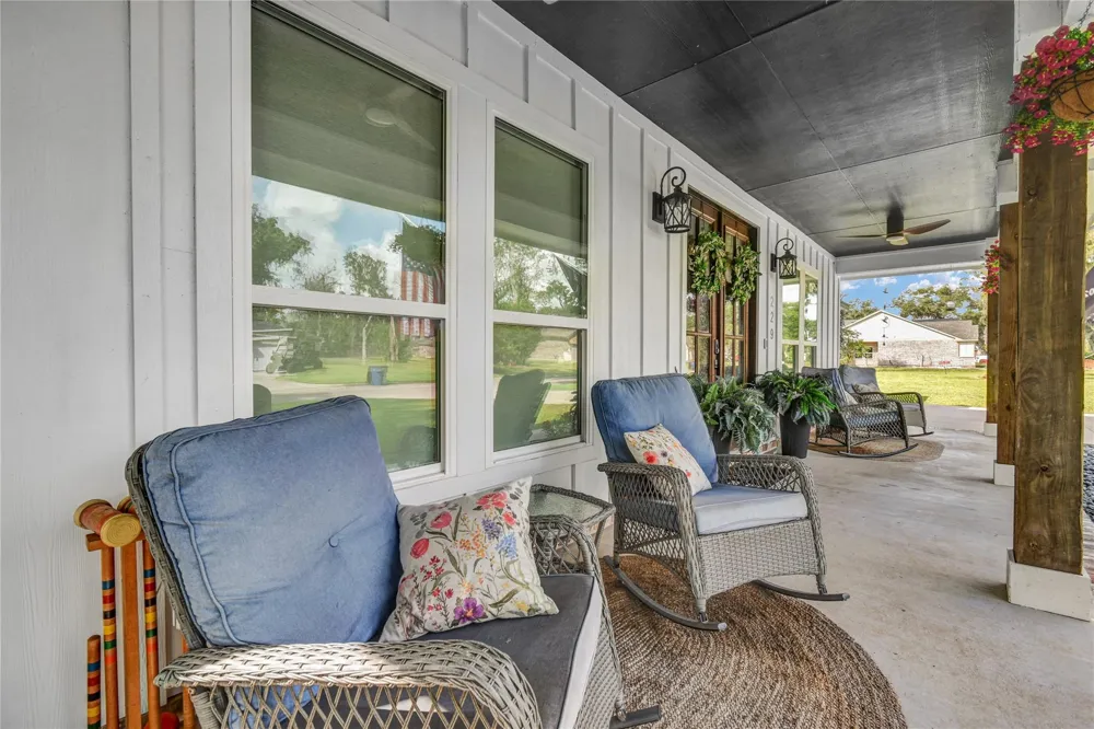 229 Montclaire Drive West Columbia, TX 77486
