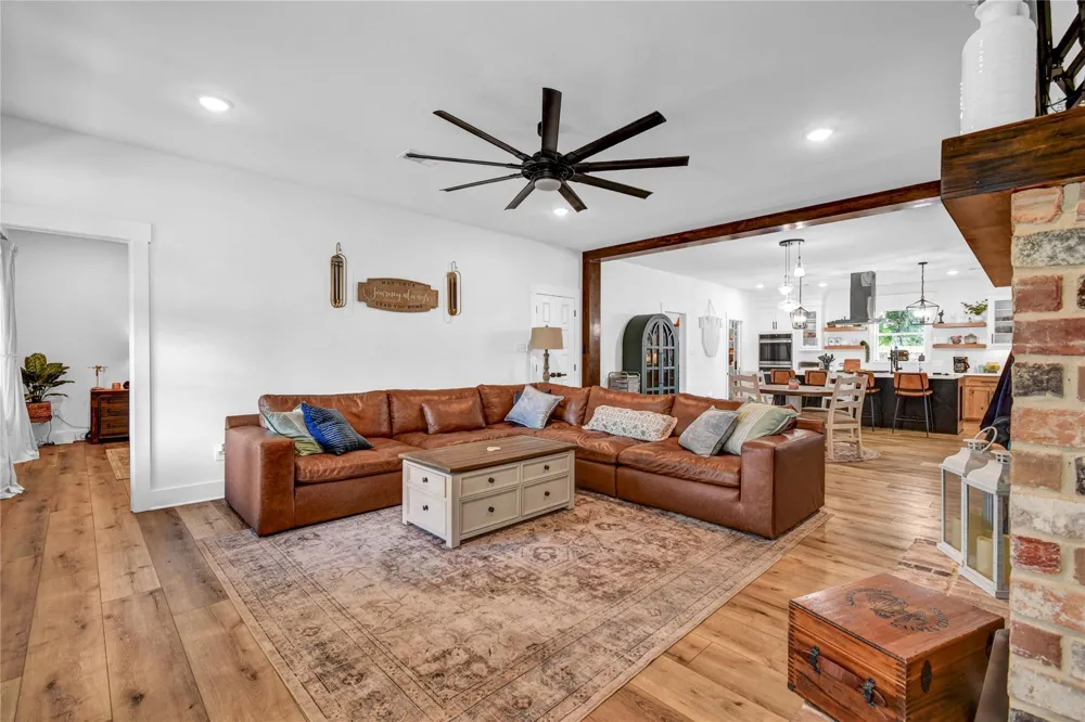 229 Montclaire Drive West Columbia, TX 77486