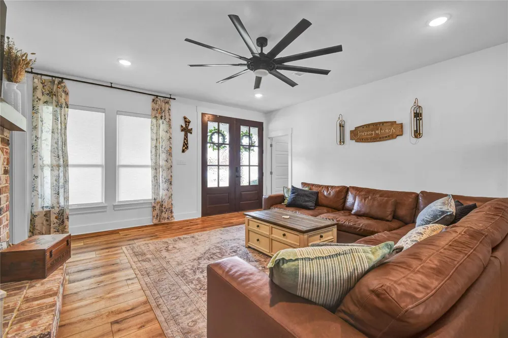 229 Montclaire Drive West Columbia, TX 77486