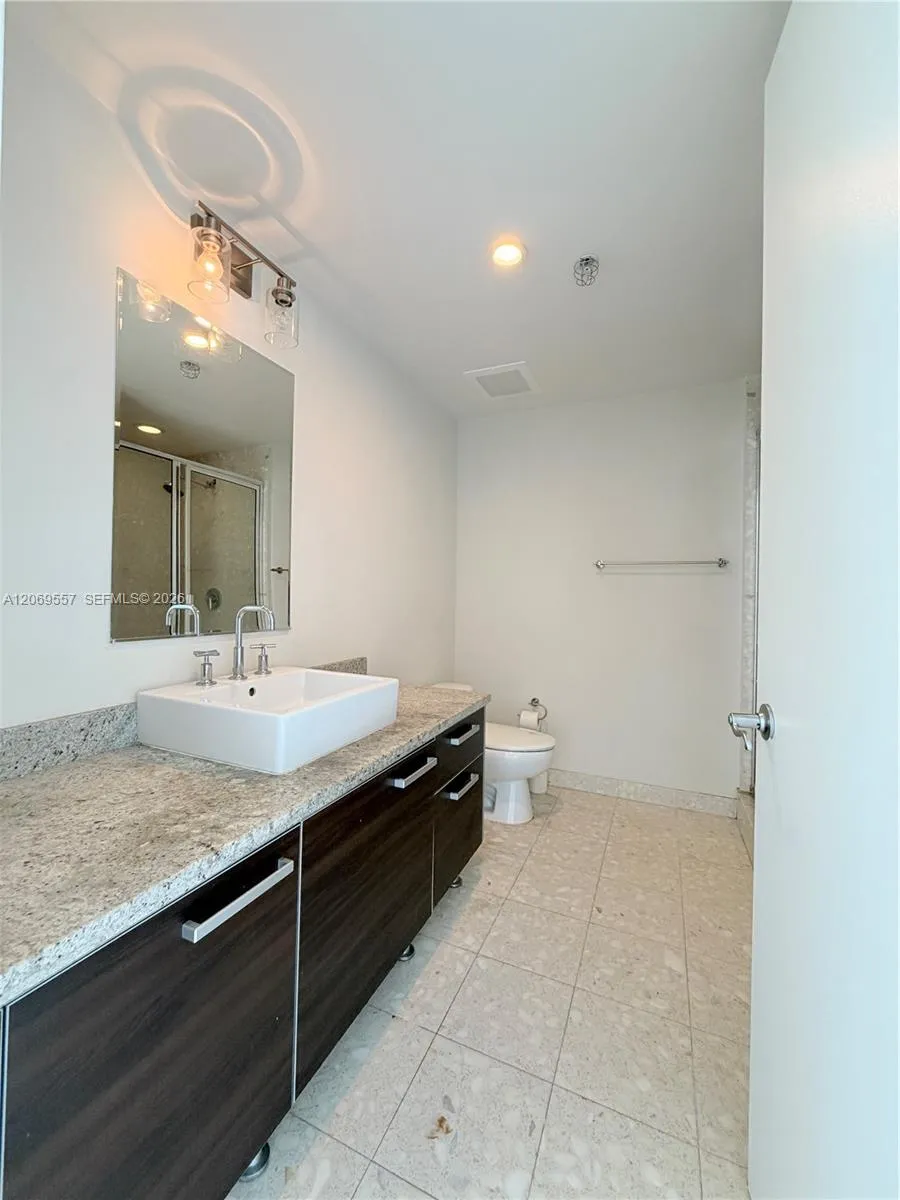185 SW 7th St #4100 Miami, FL 33130