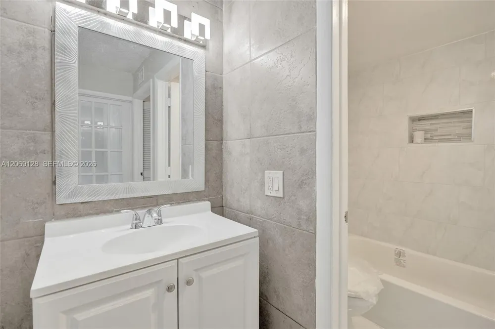 4220 NW 21st St #206 Lauderhill, FL 33313