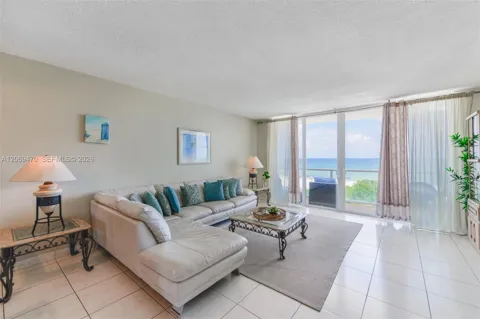 5601 Collins Ave #512