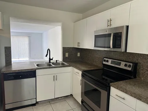 931 SW 20TH COURT