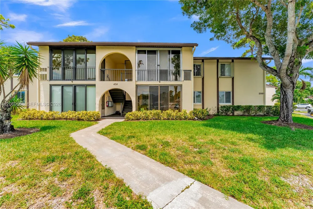 3561 Pine Tree Ct #D-1 Green Acres, FL 33463