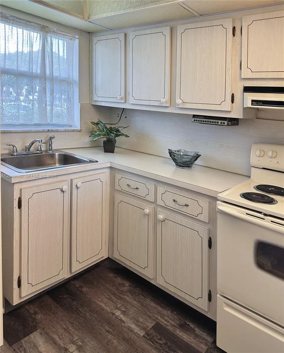 8881 Sunrise Lakes Blvd #108 Sunrise, FL 33322