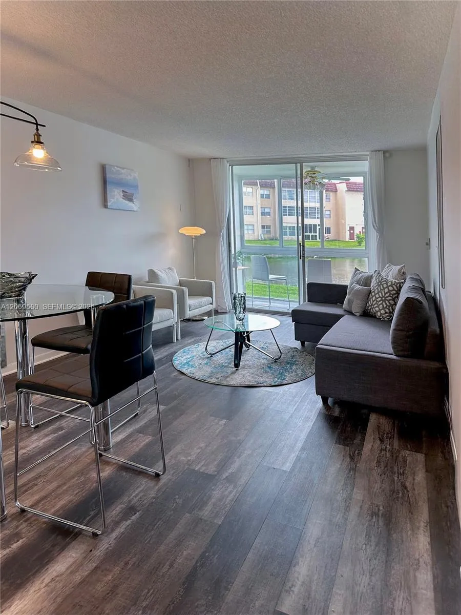 8881 Sunrise Lakes Blvd #108 Sunrise, FL 33322