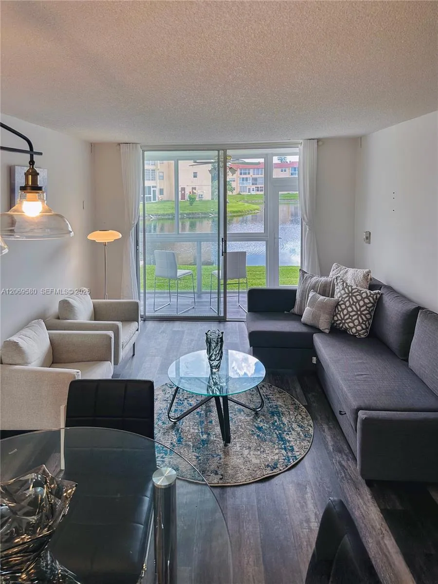 8881 Sunrise Lakes Blvd #108 Sunrise, FL 33322