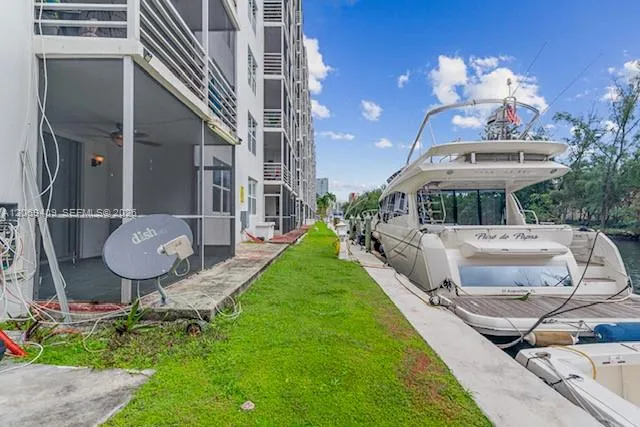 3660 NE 166th St #114 North Miami Beach, FL 33160