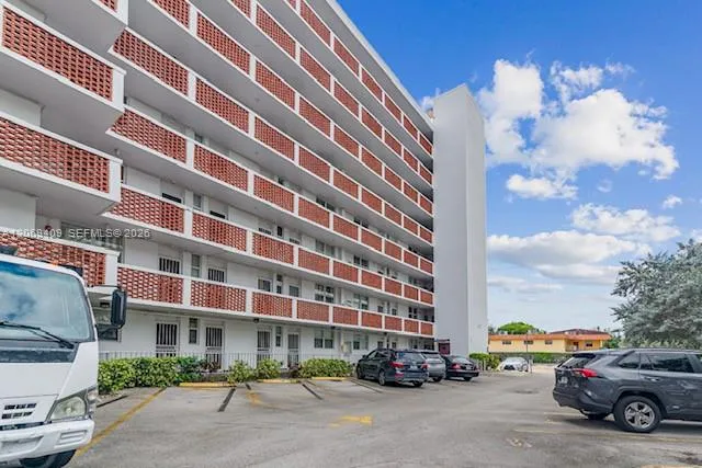 3660 NE 166th St #114 North Miami Beach, FL 33160