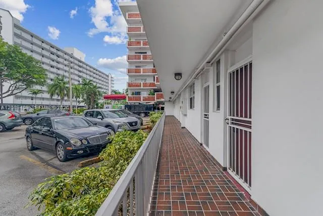3660 NE 166th St #114 North Miami Beach, FL 33160