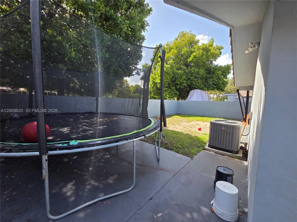 7825 W 4th Ln Hialeah, FL 33014