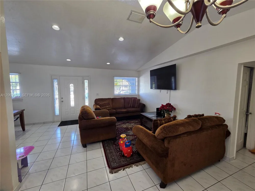 7825 W 4th Ln Hialeah, FL 33014