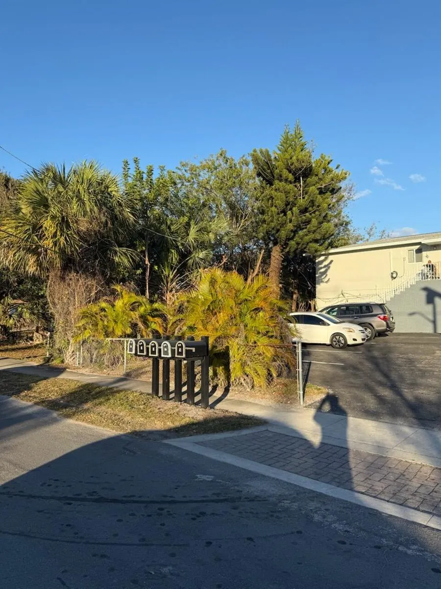 126 NW 8TH AVENUE #1 Dania Beach, FL 33004
