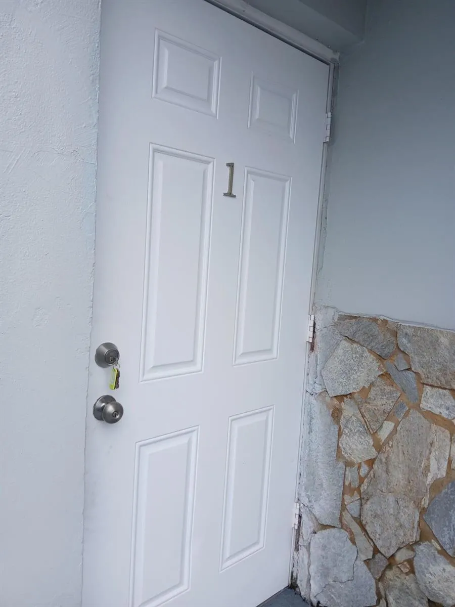 126 NW 8TH AVENUE #1 Dania Beach, FL 33004