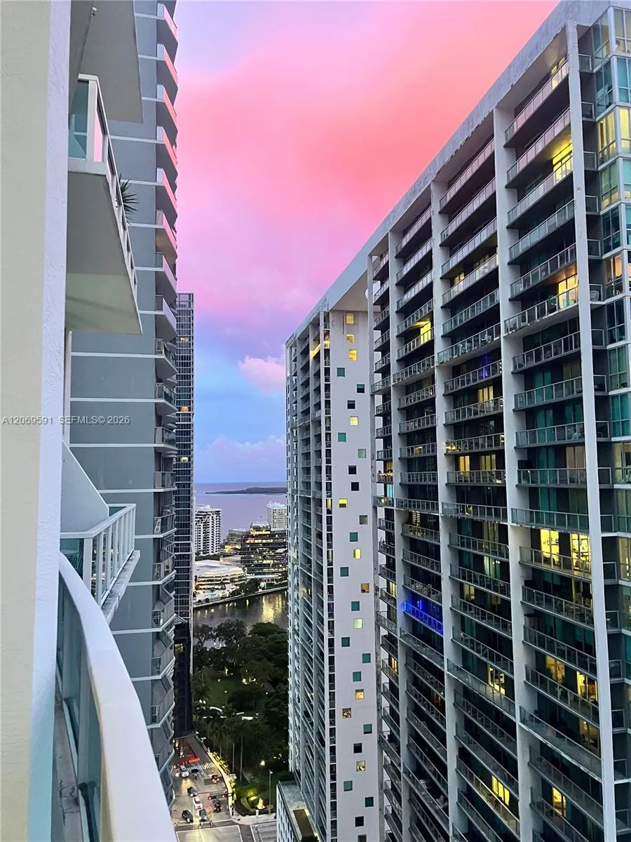 41 SE 5th St #1908 Miami, FL 33131