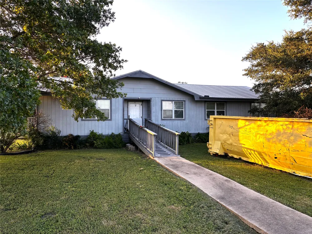 705 E Umlang Street Thorndale, TX 76577
