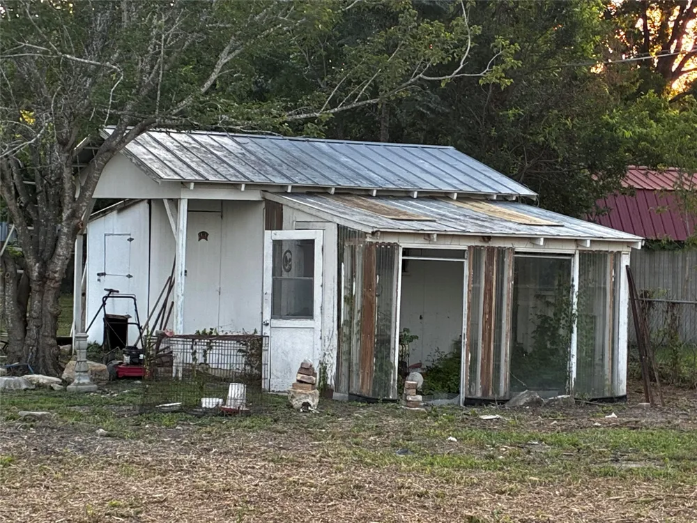 705 E Umlang Street Thorndale, TX 76577