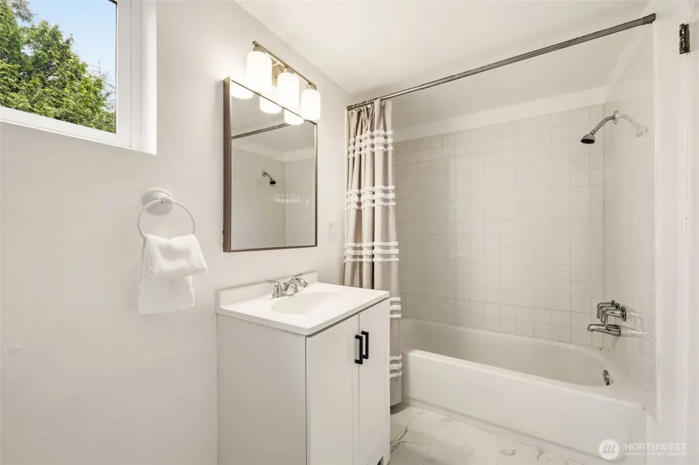10713 15th Avenue NE Seattle, WA 98125