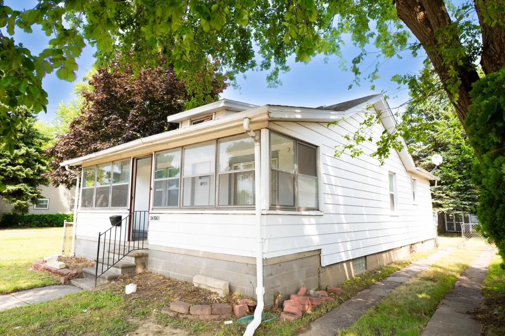 24300 Melrose Avenue Eastpointe, MI 48021