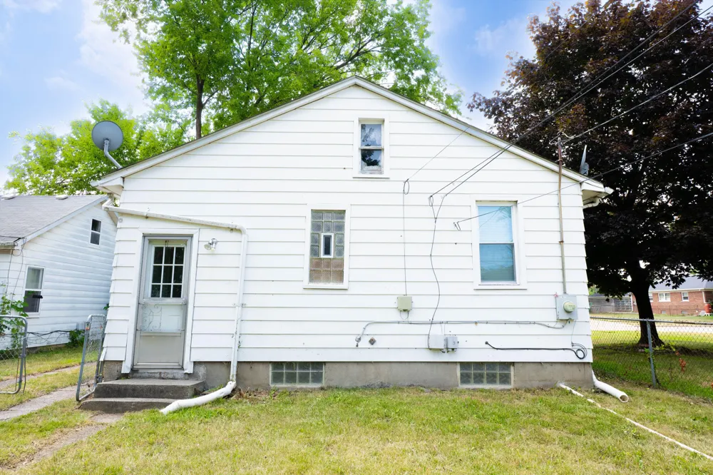 24300 Melrose Avenue Eastpointe, MI 48021