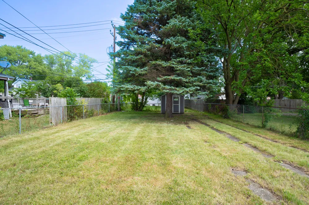 24300 Melrose Avenue Eastpointe, MI 48021