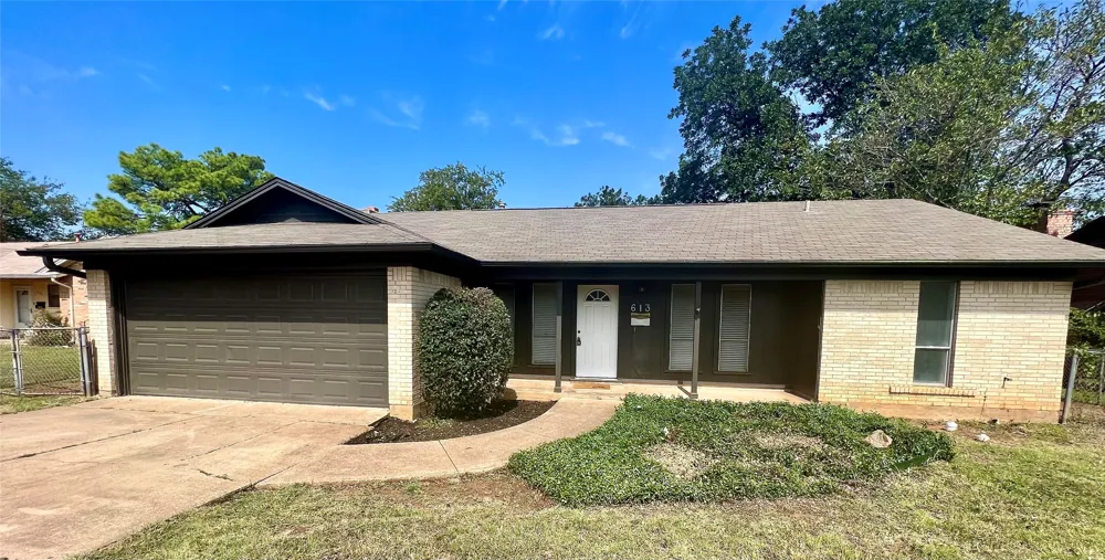 613 E Mustang Street Crowley, TX 76036