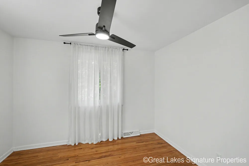 8282 Courtland Drive NE Rockford, MI 49341
