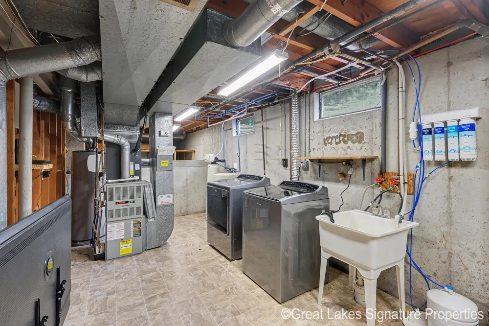 8282 Courtland Drive NE Rockford, MI 49341