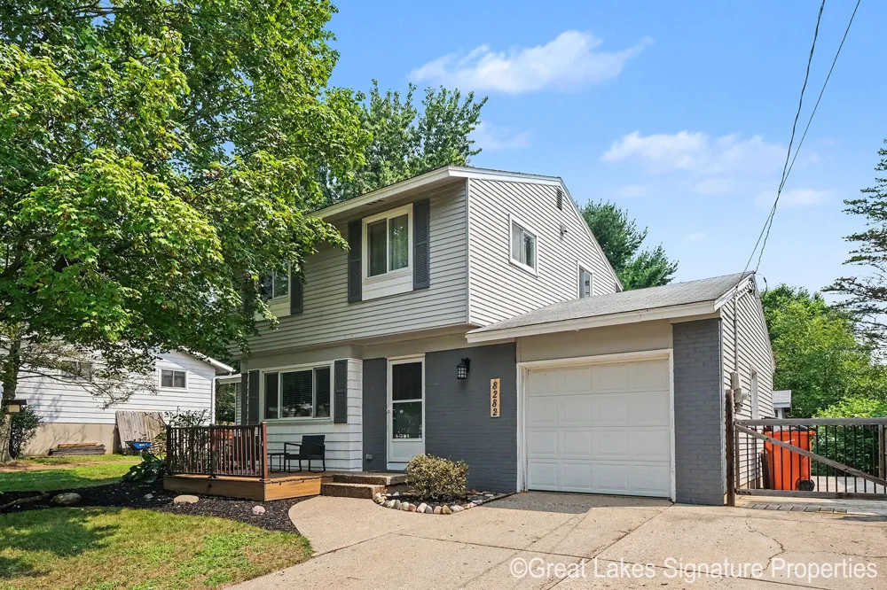 8282 Courtland Drive NE Rockford, MI 49341