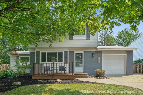 8282 Courtland Drive NE
