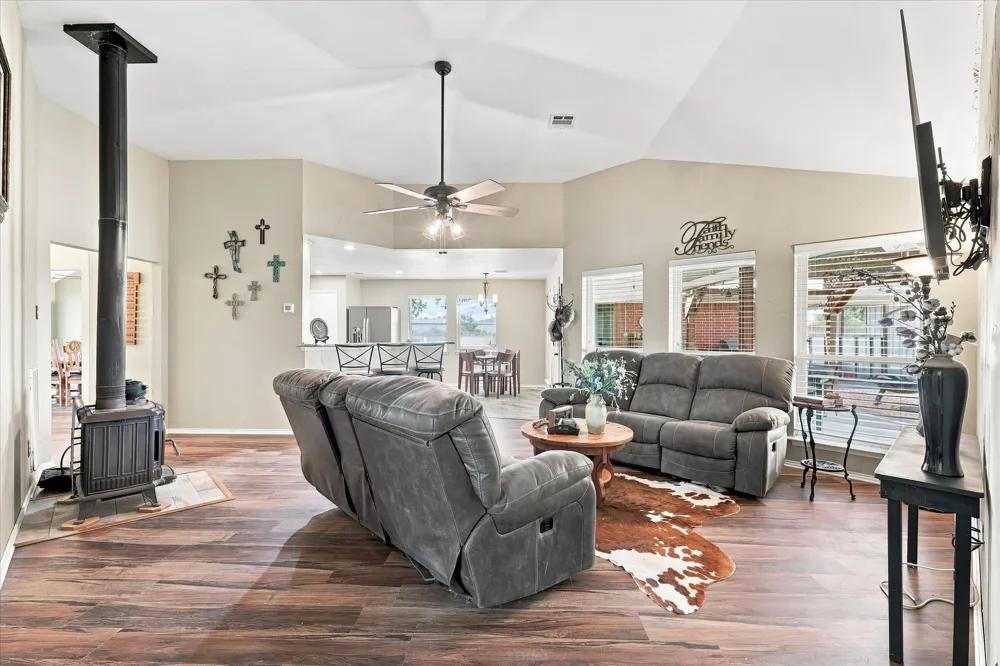 11555 Plainview Road Krum, TX 76249