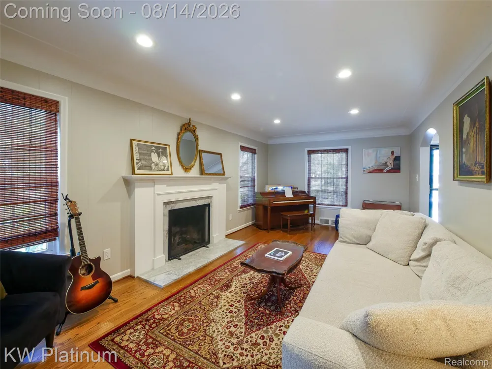657 Hawthorne Road Grosse Pointe Woods City, MI 48236
