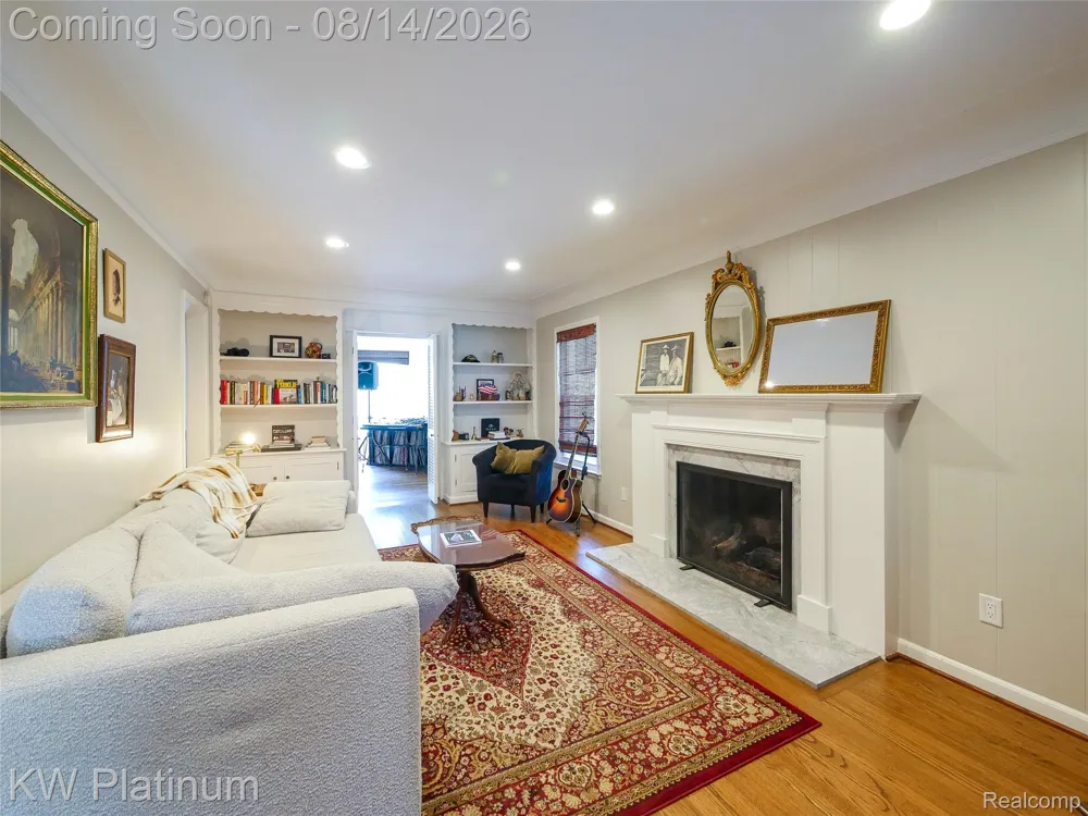 657 Hawthorne Road Grosse Pointe Woods City, MI 48236